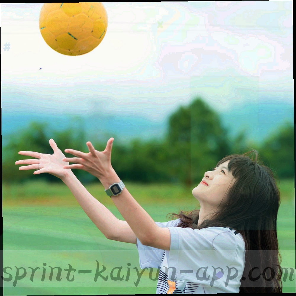 桌面上并排放着手机与摊开的手写笔记，画面里没有人脸